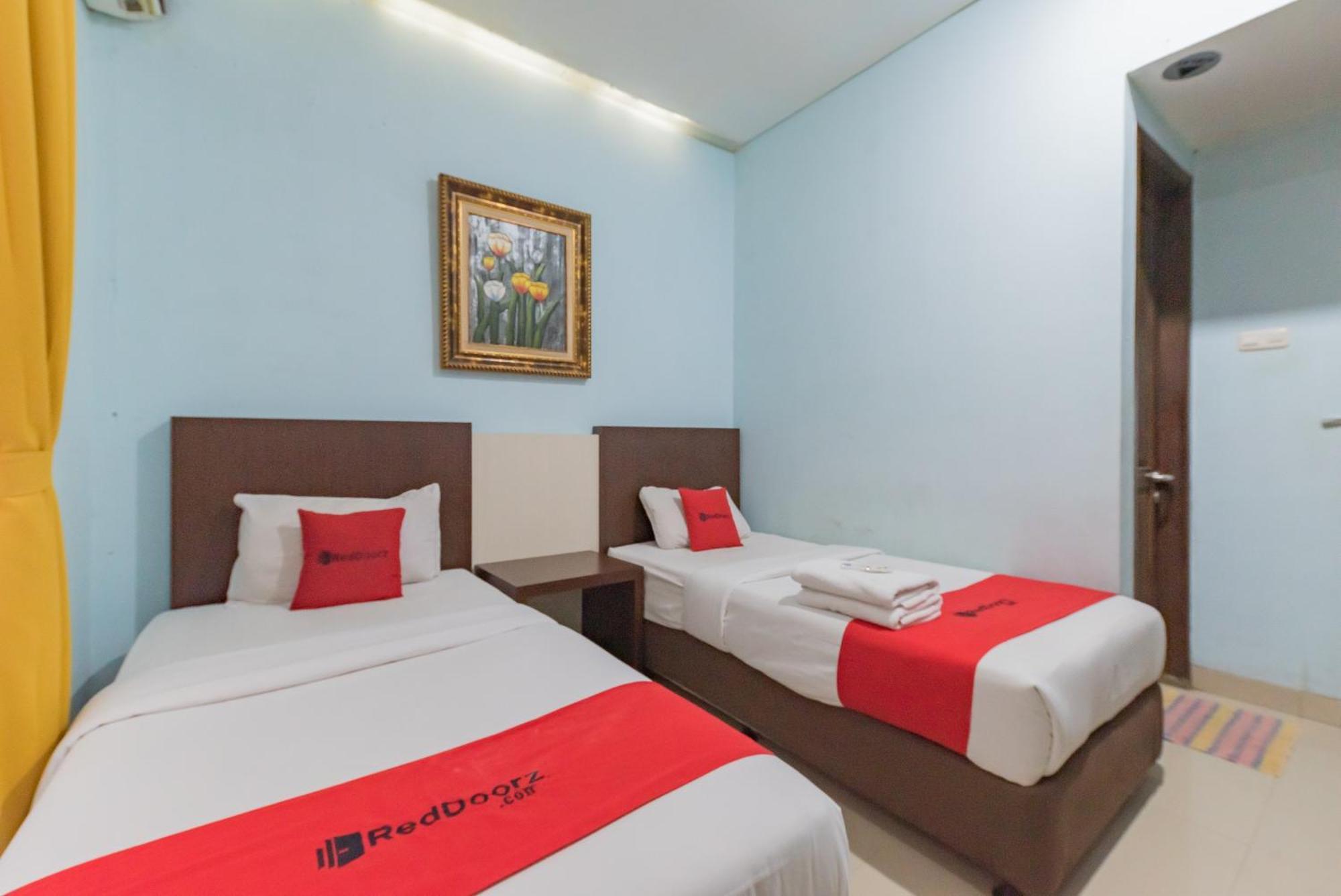 Hotel Reddoorz At La Mega Near Pasar Pagi Cirebon Exterior foto