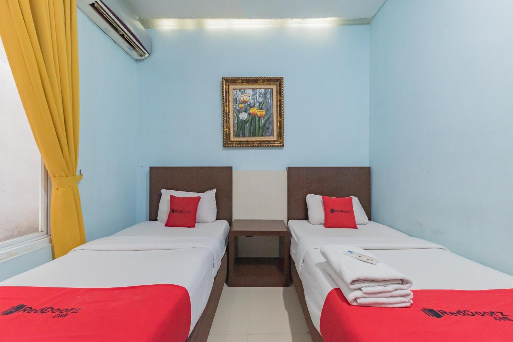 Hotel Reddoorz At La Mega Near Pasar Pagi Cirebon Exterior foto