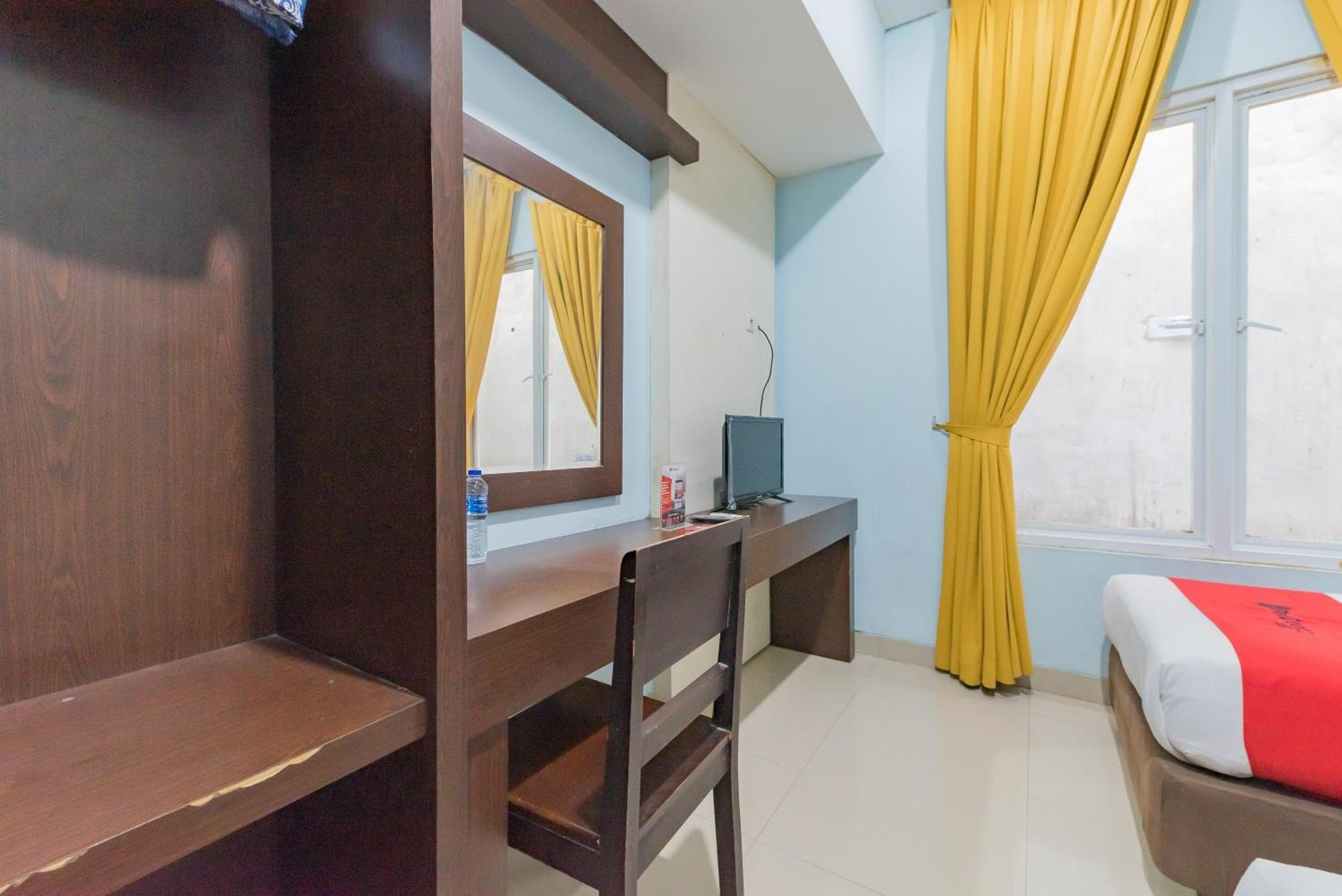 Hotel Reddoorz At La Mega Near Pasar Pagi Cirebon Exterior foto