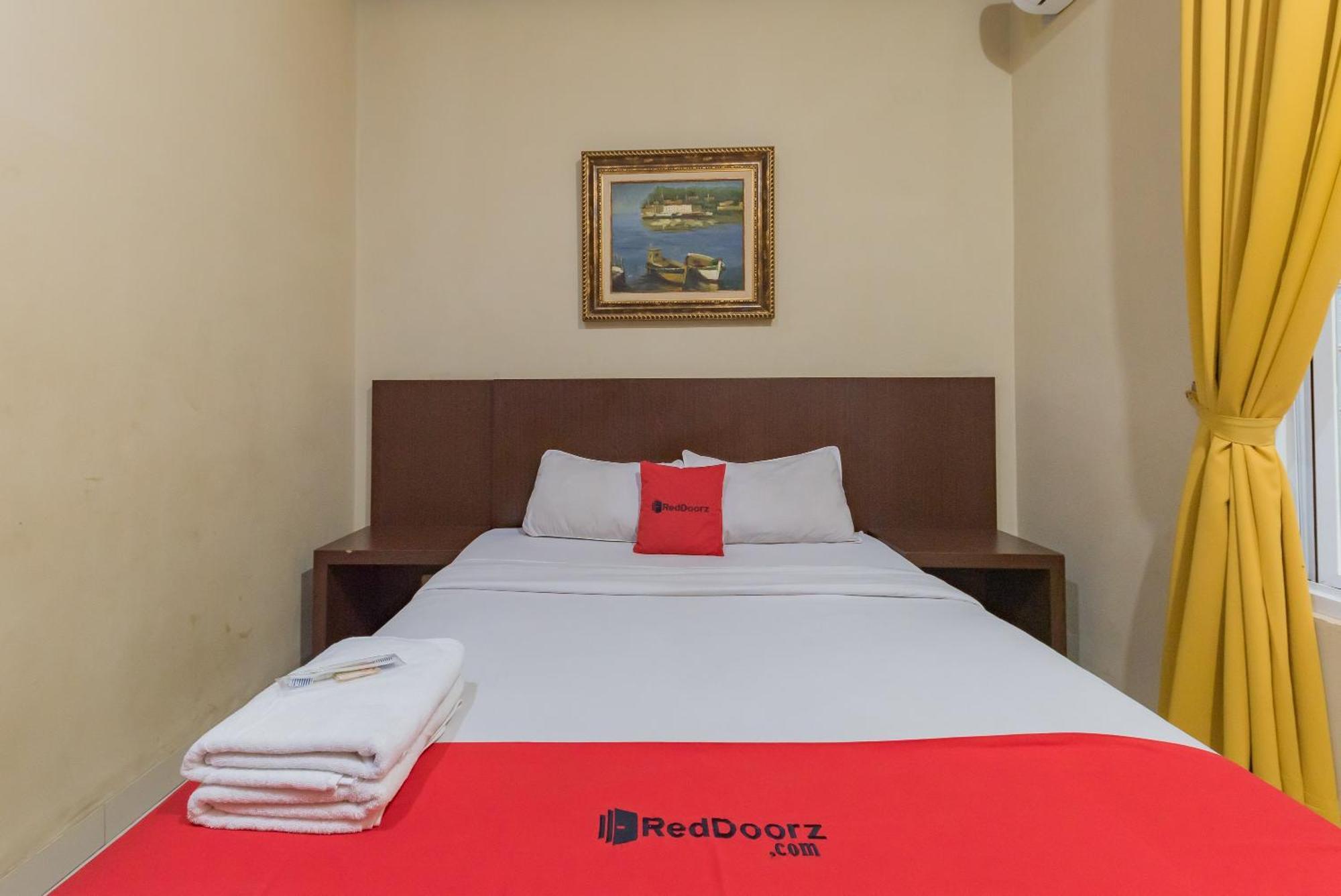 Hotel Reddoorz At La Mega Near Pasar Pagi Cirebon Exterior foto