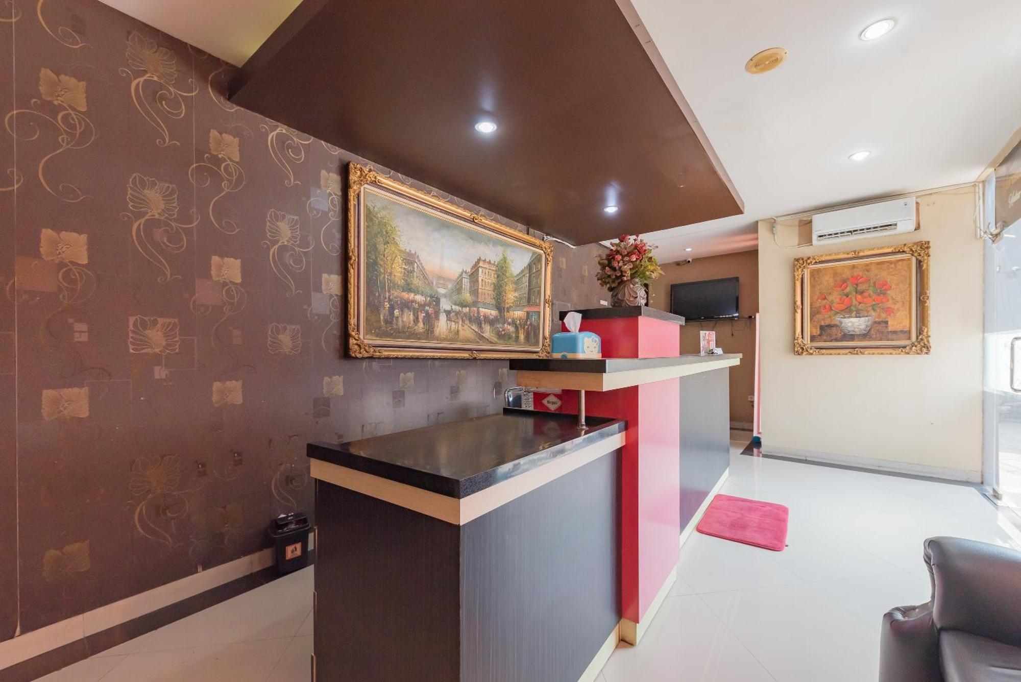Hotel Reddoorz At La Mega Near Pasar Pagi Cirebon Exterior foto