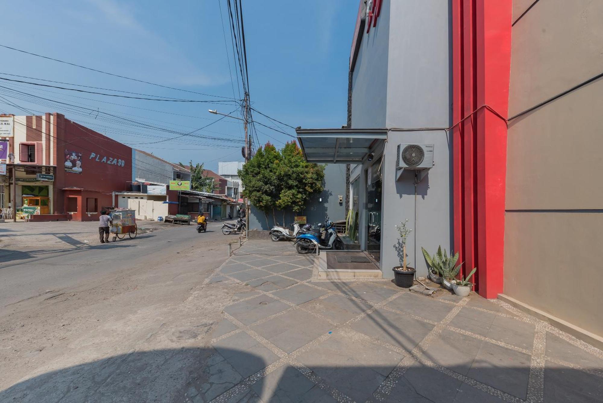Hotel Reddoorz At La Mega Near Pasar Pagi Cirebon Exterior foto
