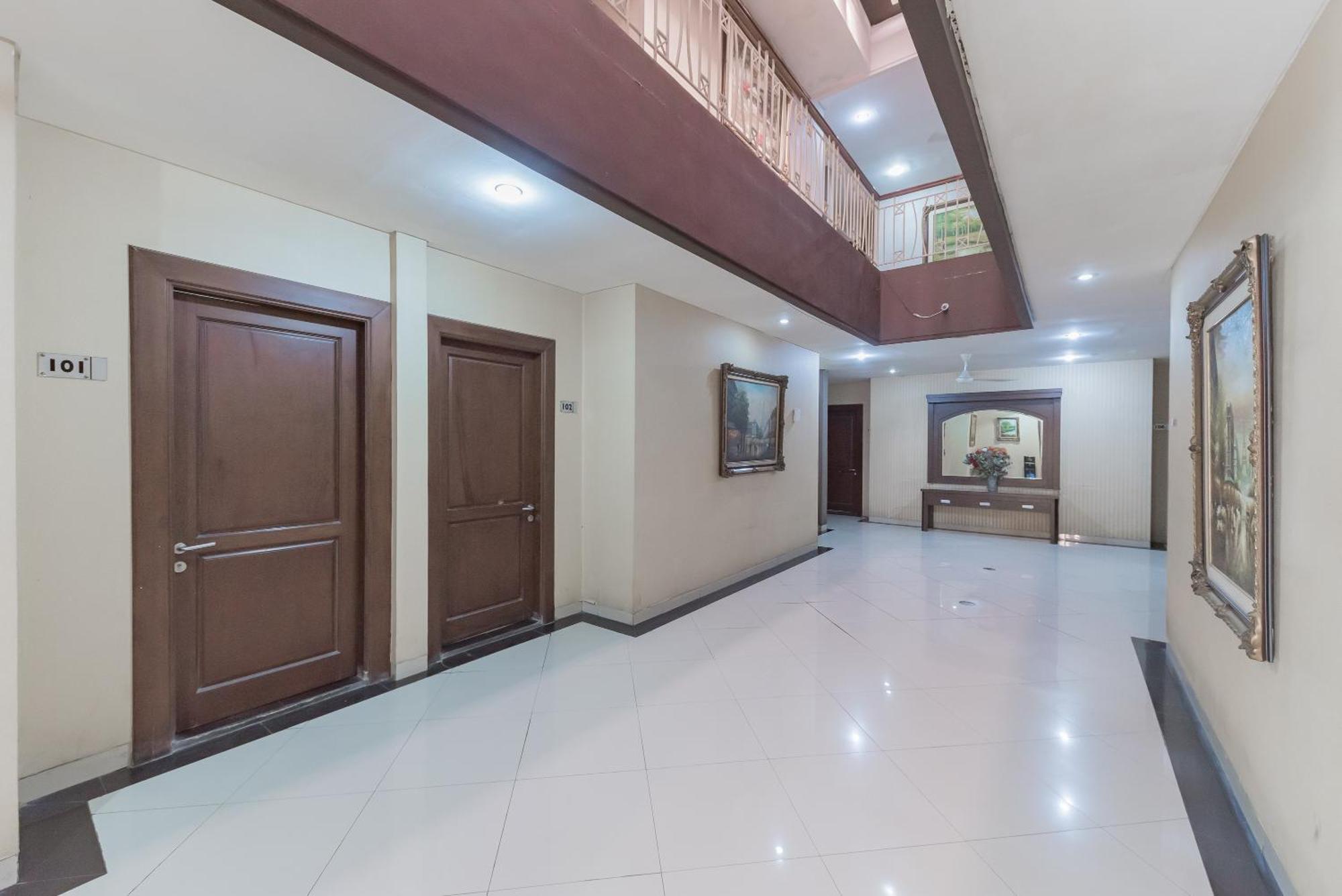 Hotel Reddoorz At La Mega Near Pasar Pagi Cirebon Exterior foto