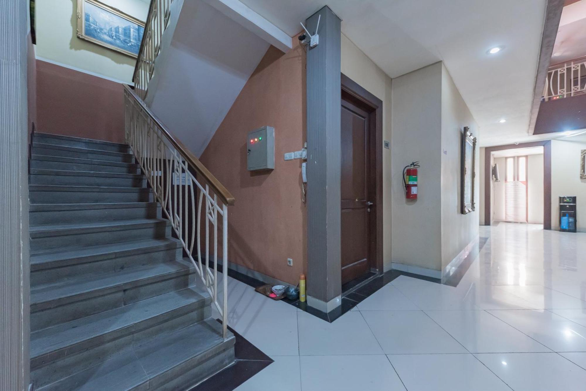 Hotel Reddoorz At La Mega Near Pasar Pagi Cirebon Exterior foto