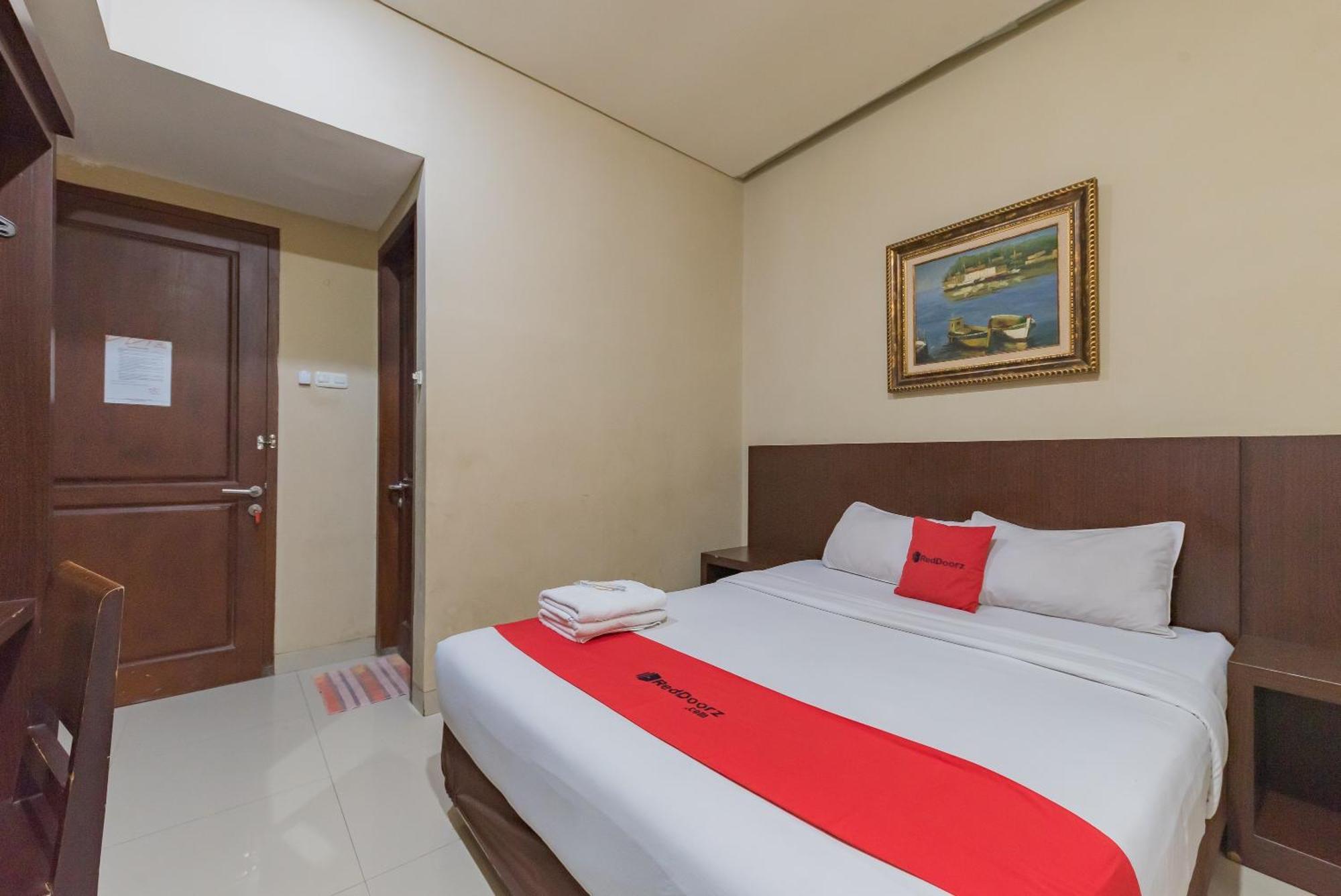 Hotel Reddoorz At La Mega Near Pasar Pagi Cirebon Exterior foto