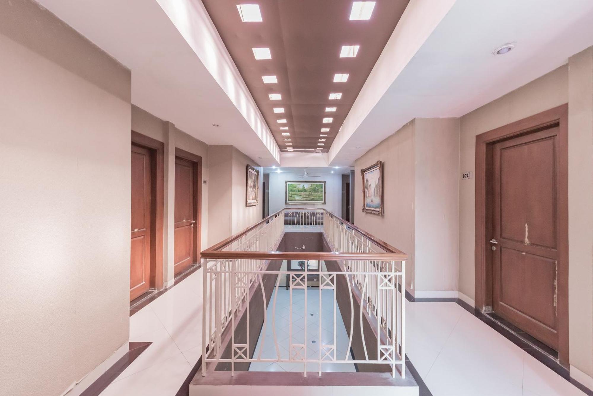 Hotel Reddoorz At La Mega Near Pasar Pagi Cirebon Exterior foto