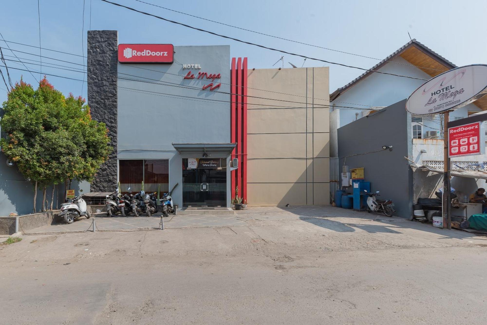 Hotel Reddoorz At La Mega Near Pasar Pagi Cirebon Exterior foto