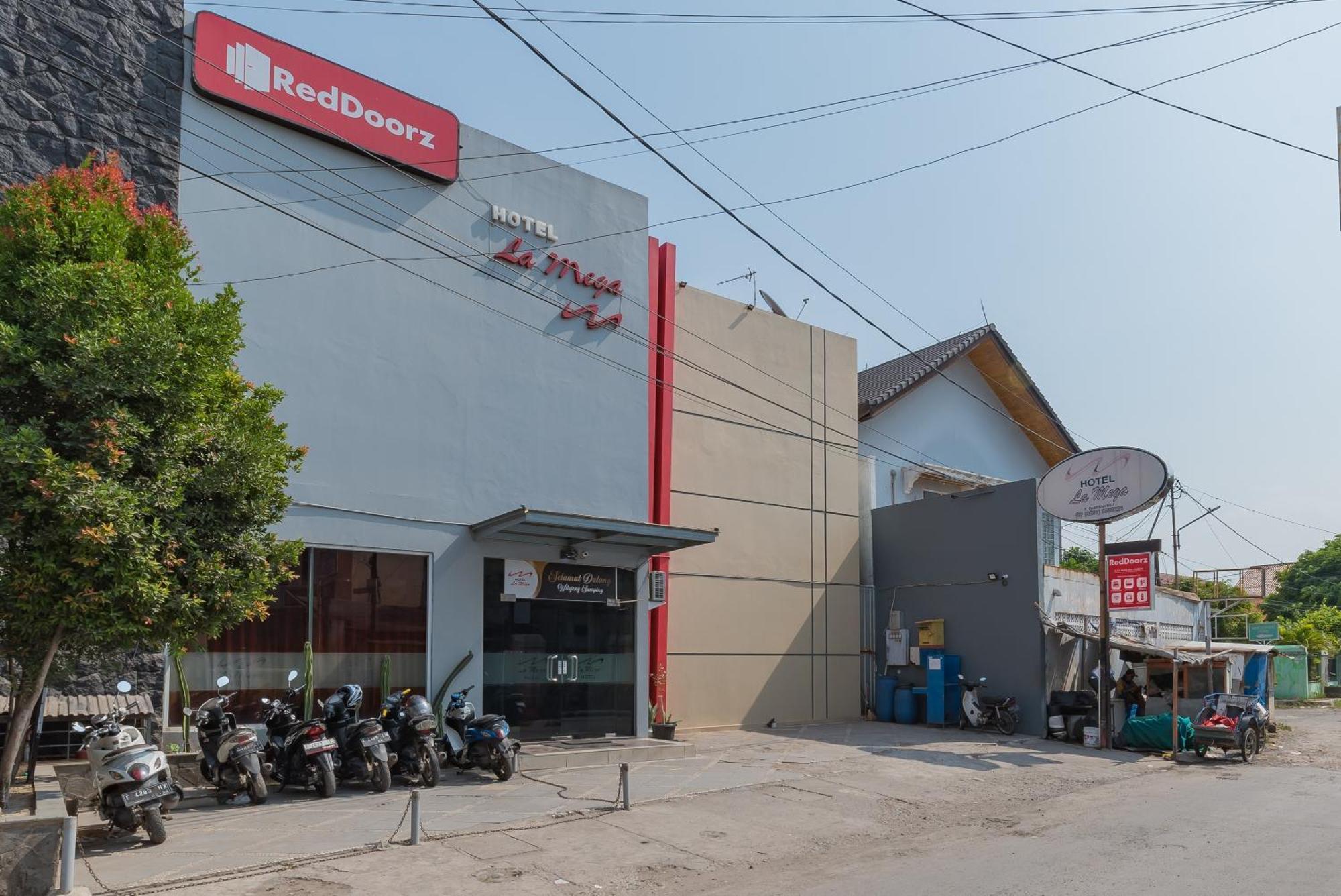 Hotel Reddoorz At La Mega Near Pasar Pagi Cirebon Exterior foto