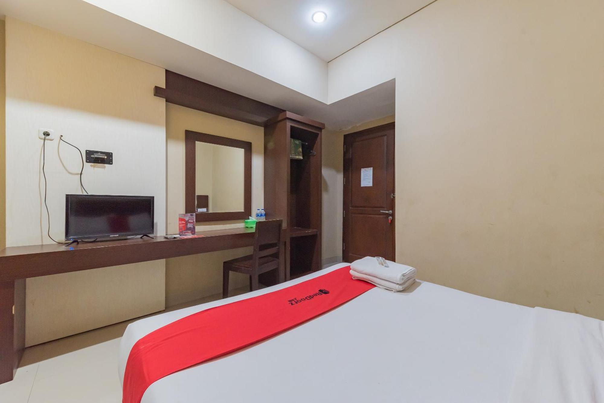 Hotel Reddoorz At La Mega Near Pasar Pagi Cirebon Exterior foto